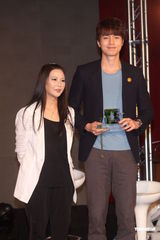 组图：韩星李东旭首度访台 粉丝见面会展亲切