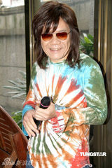 幻灯图集：赵传时隔三年出新碟 戴假发宣传像伍佰