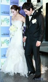 组图：韩棒球选手李容奎与女星刘荷娜喜结连理 