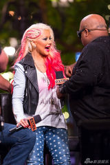 组图：克里斯汀娜辞演好声音 谢尔顿蹭脸撒娇