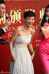 组图：华鼎奖红毯星光熠熠 赵本山携弟子助阵