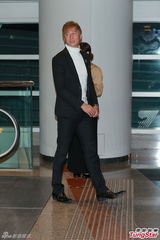 组图：汪圆圆婚礼甜蜜长吻 吴君如李嘉欣等到场