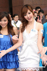 幻灯图集：安心亚清爽亮相 为男粉丝送洗发服务