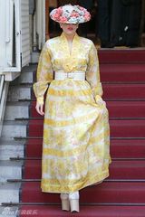 组图：Lady Gaga花帽黄裙复古风情飞吻献粉丝