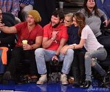 组图：米兰达球场晒美照 宽衣露bra心情好