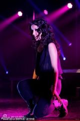 组图：赤西仁婚后复出洛杉矶开唱 拥辣妹性感热舞