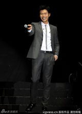 组图：玄彬广州跳激光舞 与粉丝玩自拍显亲和