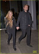 组图：艾薇儿金发飘逸 与未婚夫外出一脸娇羞