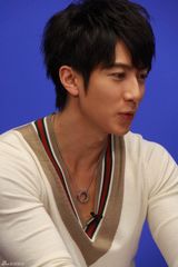 高清组图：吴尊做客新浪花絮照 阳光美男表情百变