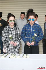 组图：谢霆锋陈慧琳等红馆开唱 悼念张耀荣