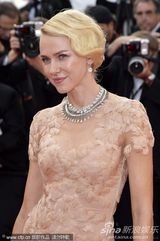 组图：娜奥米-瓦茨戛纳走秀 裸色纱裙妩媚动人