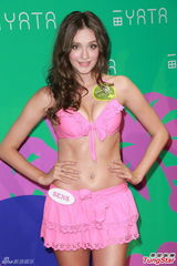 组图：女模泳装露胸垫 疑现下体线条