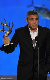 幻灯：桑德拉-布洛克获电视众选择奖年度娱乐大奖