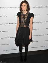 高清组图：凯拉-奈特利黑色蕾丝透视装亮相纽约