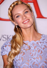 组图：超模坎蒂丝镂空透视蓝裙性感亮相