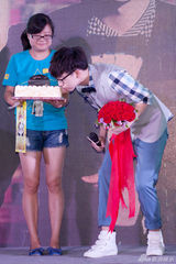 组图：胡夏专辑发布会 美女粉丝现场送熊抱