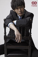 组图：李炜化身英伦绅士 新造型释放电眼魔力