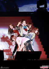 组图：韩团4minute性感登陆香港 热舞大秀美腿