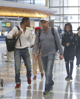 组图：史密斯携两子亮相机场 身型壮硕酷劲十足