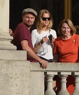 组图：莱奥纳多携新女友托妮现身 牵手秀恩爱