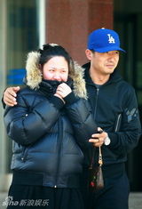 幻灯图：郭晓冬带妻子做产检很呵护 男孩女孩都喜欢