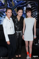 组图：佘诗曼捧场内衣秀 周家蔚大肚仍穿高跟鞋