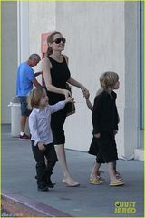 组图：安吉丽娜朱莉墨镜黑裙带孩子们购物