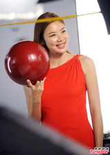 组图：乐基儿曝保龄球写真 红裙出镜神情专注