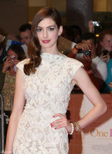 高清图：《一天》首映 海瑟薇镂空白裙优雅亮相