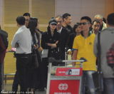 组图：刘诗诗素颜戴个性棒球帽现身机场