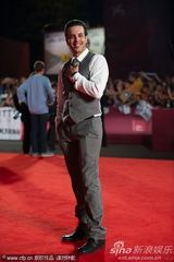 组图：电影《萨尔》首映 男演员Val Lauren大玩自拍