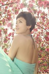 组图：黄曼阳光花海写真出炉 展成熟小女人魅力