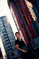 组图：于晓光T恤搭配牛仔裤蛇纹包