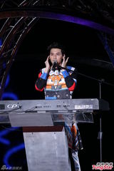 组图：严爵个唱秀舞技 打死不肯脱衣露腹肌