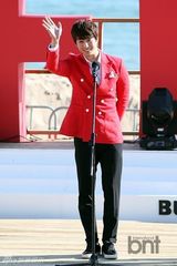 组图：李准河正宇出席釜山电影节舞台问候活动