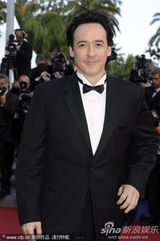 组图：埃夫隆库萨克等现身《报童》红毯