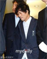 组图：金喜善等含泪参加金宗鹤导演遗体告别式