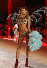 高清图：众超模走奢华内衣秀凸显骄人身材