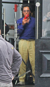 组图：《法律顾问》片场 哈维尔-巴登造型雷人