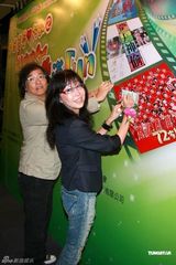 幻灯图：张婉婷成功抢镜 装扮休闲星味全无 