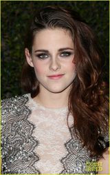 组图：斯图尔特亮相红毯 卷发烟熏妆慵懒十足