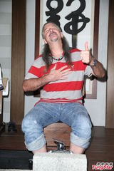 组图：马修连恩体验泡脚 一脸陶醉好舒爽