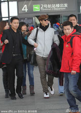 王力宏抵沪与爱妻前后分开走 二嫂险被挤丢(图)