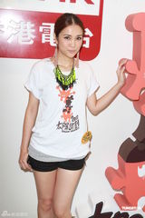 组图：谢安琪爱子就读国际学校 为发榜考生打气