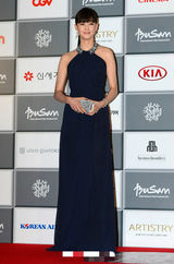 组图：釜山电影节开幕 高雅拉蓝色长裙显高贵