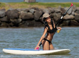 高清组图：蕾哈娜夏威夷度假 黑色比基尼秀身材