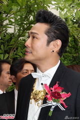 组图：杜德伟现场派发红包 新娘秀钻戒金饰贵气