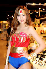 高清组图：尹蓁晞化身神奇女侠 路人围观不尴尬