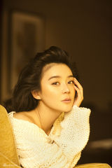 组图：袁姗姗冬日温暖写真 温柔娴静性感秀香肩