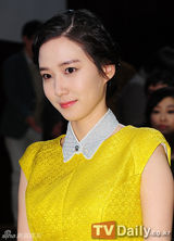 组图：朴真熙露背黑裙亮相《龟岩许浚》发布会